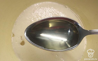 Добавить соль и растительное масло.