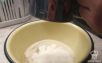 Постепенно всыпать просеянную муку.