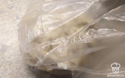 Тесто замешать руками так, чтобы оно не прилипало. Накрыть сформированный колобок полотенцем и убрать в теплое место на 20-30 минут. Я заворачиваю в целлофановый пакет и обматываю полотенцем.