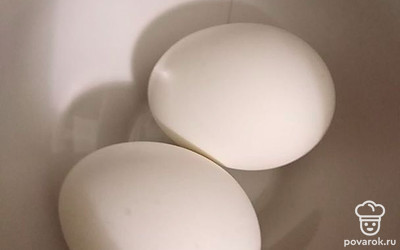 Отварить яйца, почистить и натереть на крупной терке.