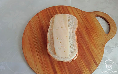 На грудинку положите второй ломтик батона, а на батон выложите сыр.