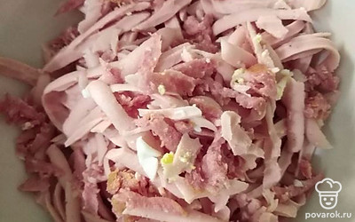 Натереть колбасу.