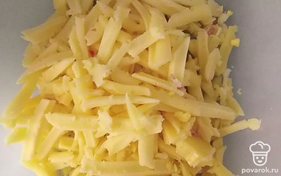 На крупной терке натереть сыр.