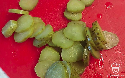 Нарезать на кружочки корнишоны.