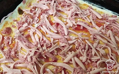 Выложить первым слоем колбасу.