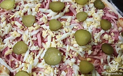 Добавить корнишоны.