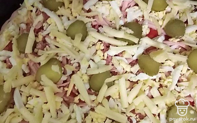 Сверху пиццу посыпать сыром.