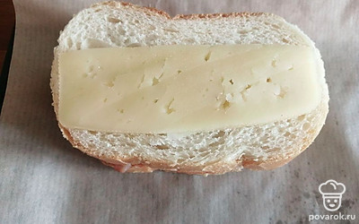 Бутерброд переложите на пергаментную бумагу и отправьте в духовку на 10 минут.