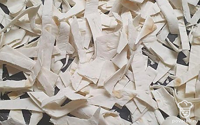 Нарезаем мелко лаваш.