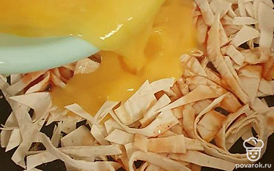 Вливаем в него взбитые яйца и обжариваем под крышкой 5 минут.