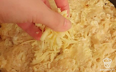 После приготовления основы добавляем тертый сыр сверху
и готовим под крышкой еще 2 минуты.