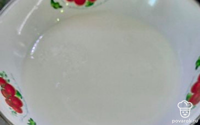 Немного подогреть молоко. 