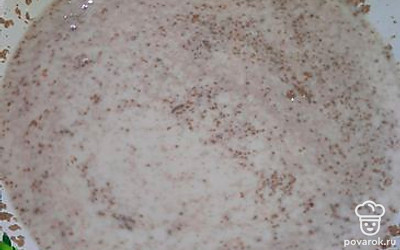 Добавить сахар, соль, сухие дрожжи, перемешать. 