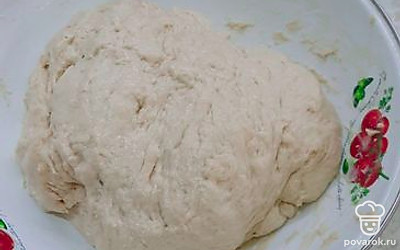 Добавить муку. Вымесить тесто. 