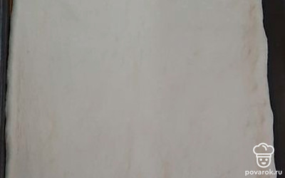 Разложить тесто на противень. 