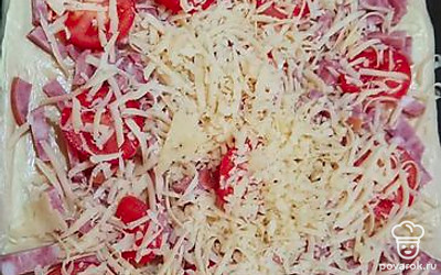 Натереть сыр на тертке. 