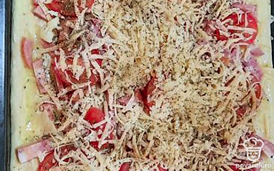 Посыпать прованскими травами. 