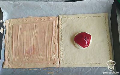 Разморозить слоеное тесто, выложить его на противень. Смазать тесто смесью из майонеза и кетчупа.