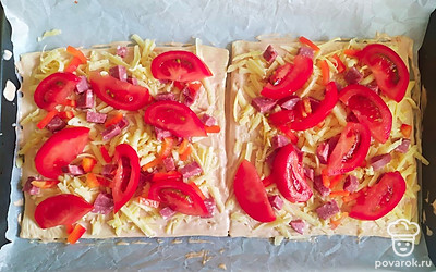 Посыпать сыром и смело выложить начинку, как вам нравится. В качестве начинки у меня копченая колбаса, порезанная кубиком, мелко порезанный перец и помидоры, порезанные кружочками. 