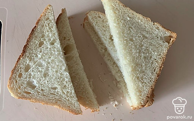 Хлеб разрежьте на кусочки и подсушите в духовке 10 минут.