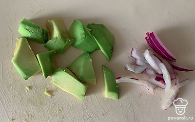 Нарежьте авокадо и лук.