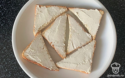 На остывший хлеб намажьте творожный сыр.