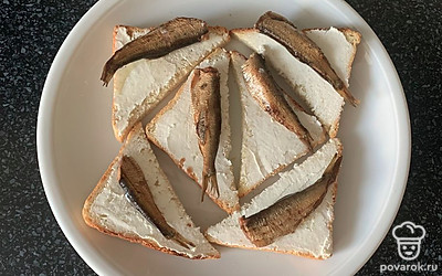 Сверху выложите шпроты.