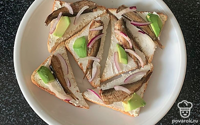 Затем выложите кусочки авокадо и лука.