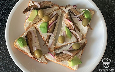 Сверху выложите оливки. Бутерброды готовы.