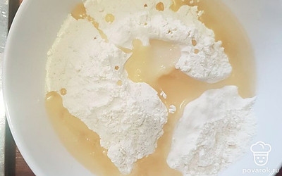 Просеять муку. В центре сделать ямку и насыпать соль и разрыхлитель. Смешать сухие ингредиенты. Налить кипяток (70-80 градусов) и замешивать до тех пор, пока не получится однородная масса без комков. 