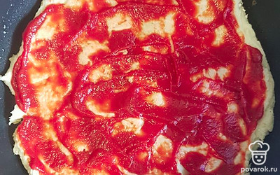 Смазать тесто кетчупом или томатной пастой. Посыпать сушеными специями. Накрыть крышкой и на медленном нагреве оставить на 10 минут.