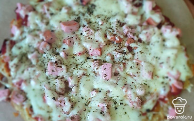 Готовую пиццу можно посыпать свежей зеленью и сбрызнуть оливковым маслом. Сыр будет приятно тянуться. Так просто и быстро получился ужин для всей семьи.