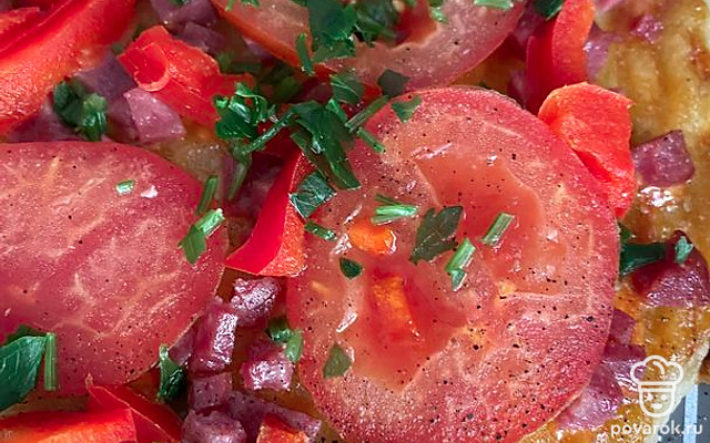 Пицца с помидорами и колбасой — Рецепт с фото