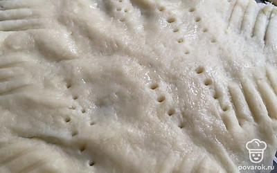 Основу для теста раскатать, сделать отверстия. Отправить в духовку на 10 минут.