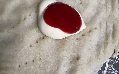 Смешать майонез и кетчуп.