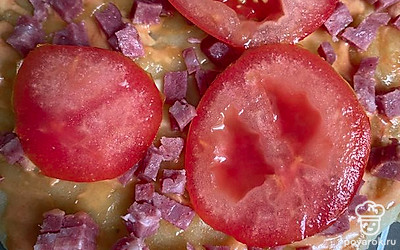 Сверху выложить помидоры кружками. Отправить в духовку на 20 минут, посыпать петрушкой.