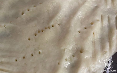 Раскатать тесто под основу для пиццы и отправить в духовку на 10 минут.