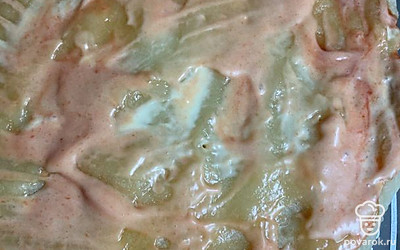 Майонез и кетчуп смешать и распределить по основе.