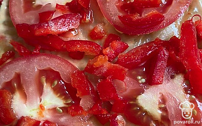 Нарезать и добавить сверху болгарский перец.