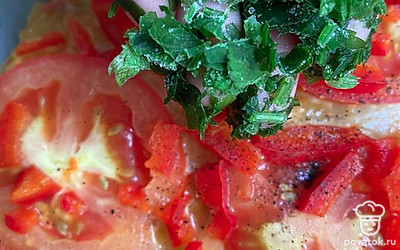 Приправить петрушкой и отправить в духовку на 25 минут.