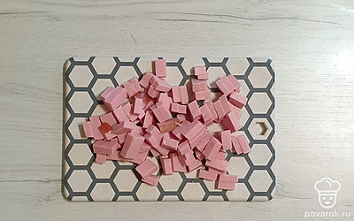 Колбасу нарежьте кубиком.