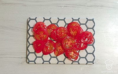 Помидоры помойте, просушите и нарежьте кольцами.