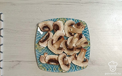 Грибы порежьте пластинками.