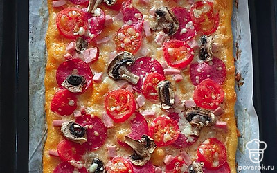 Пиццу подавайте порционно, нарезав на кусочки. Приятного аппетита!