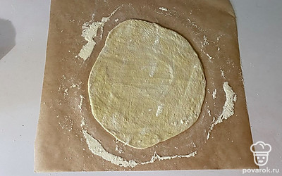Тесто раскатайте в тонкий пласт.