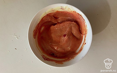 В отдельную посуду поместите томатную пасту и майонез, затем смешайте их между собой до однородности.