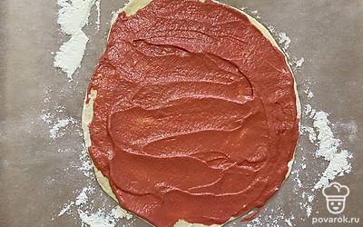 Приготовленным соусом смажьте равномерно пласт теста.