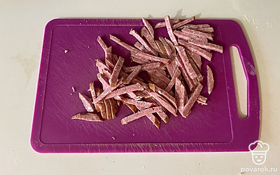 Для начинки нарежьте копчёную колбасу тонкими пластинками.