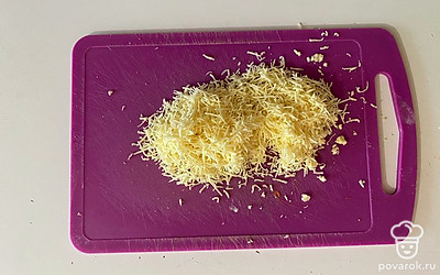 Далее сыр натрите при помощи мелкой терки.