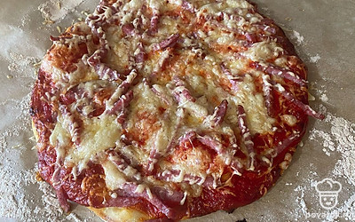 Готовую пиццу подавайте к столу в горячем виде!